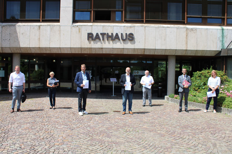 Gruppenbild vor Rathaus