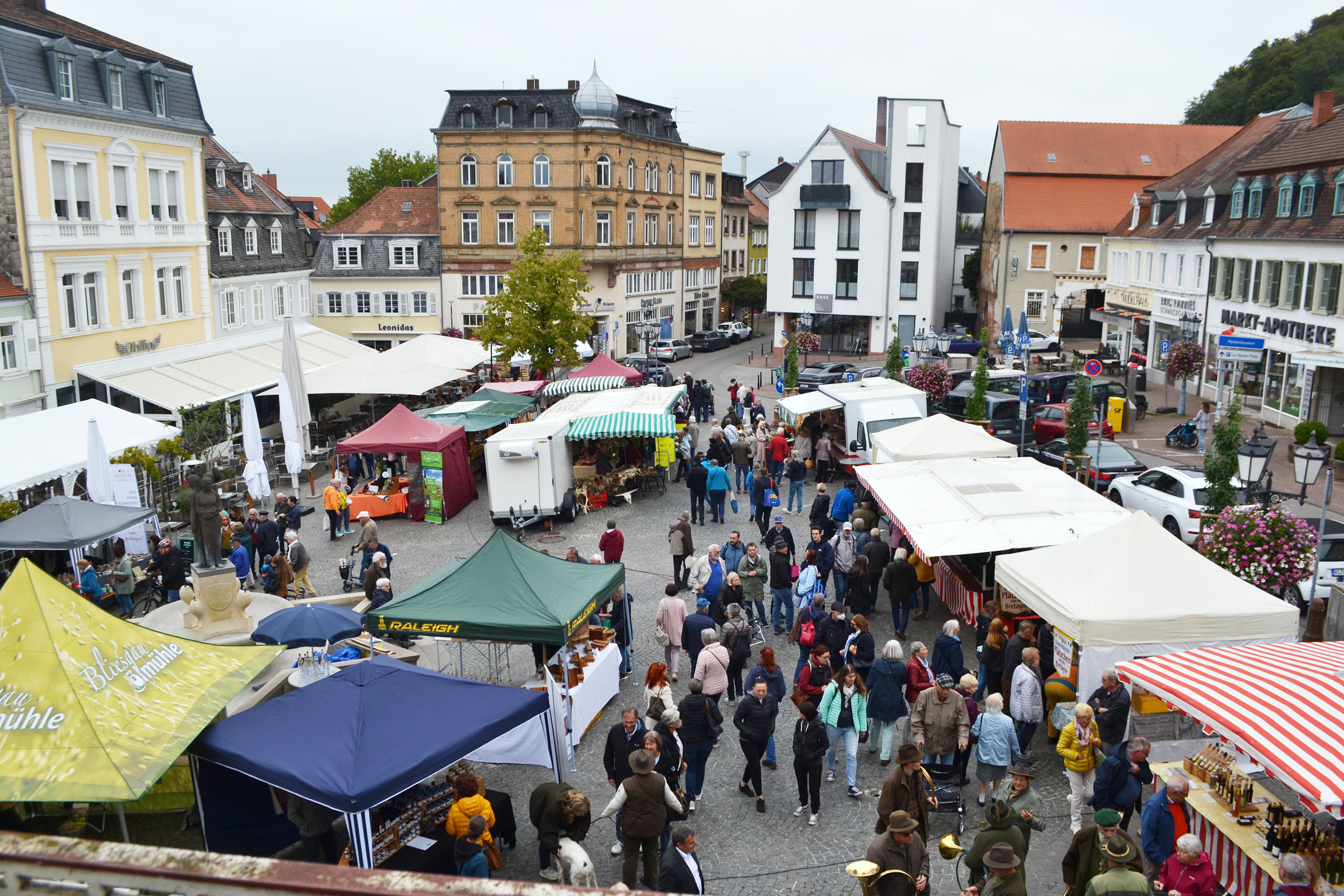 Landmarkt 2022 2 Blick über den Marktplatz