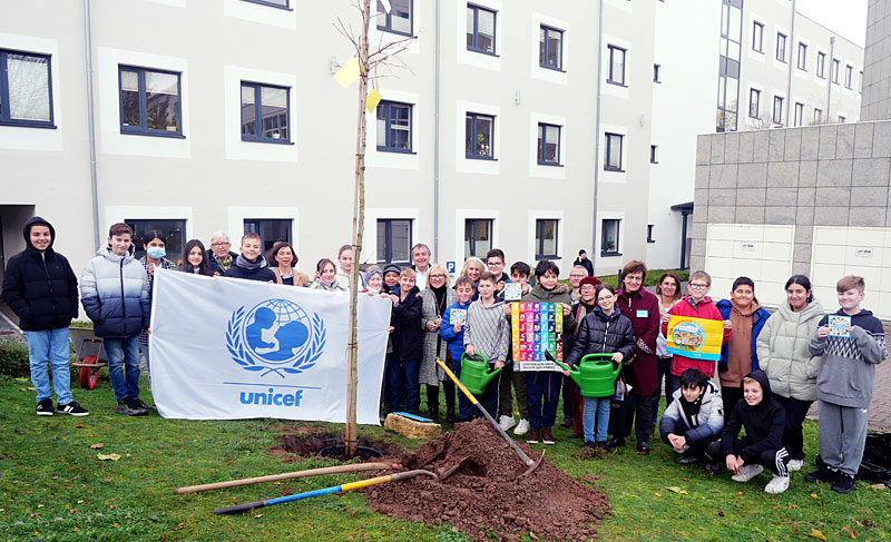 20221121 Kinderrechtebaum Pflanzaktion br