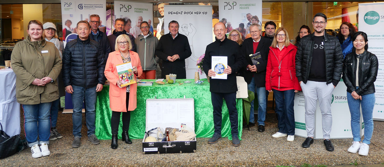 Memory Walk - Auf dem Bild sehen Sie u. a. vorn  v. l. n. r.: Andreas Sauder von der Landesfachstelle Demenz des Saarlands, die Beigeordnete Christine Becker, Landrat Dr. Theophil Gallo und den PSP-Geschäftsführer Horst Schneider. 