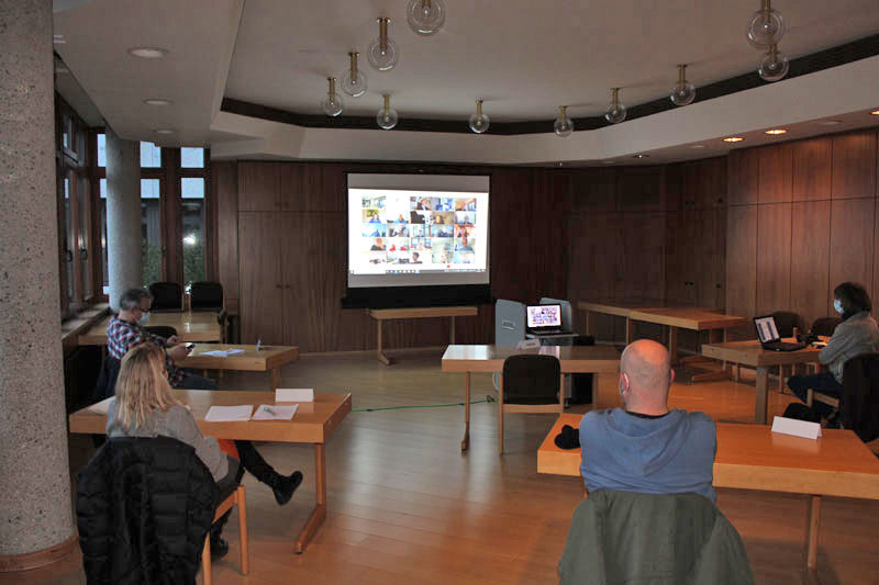 Übertragung Videokonferenz Stadtrat in Sitzungssaal für die Öffentlichkeit