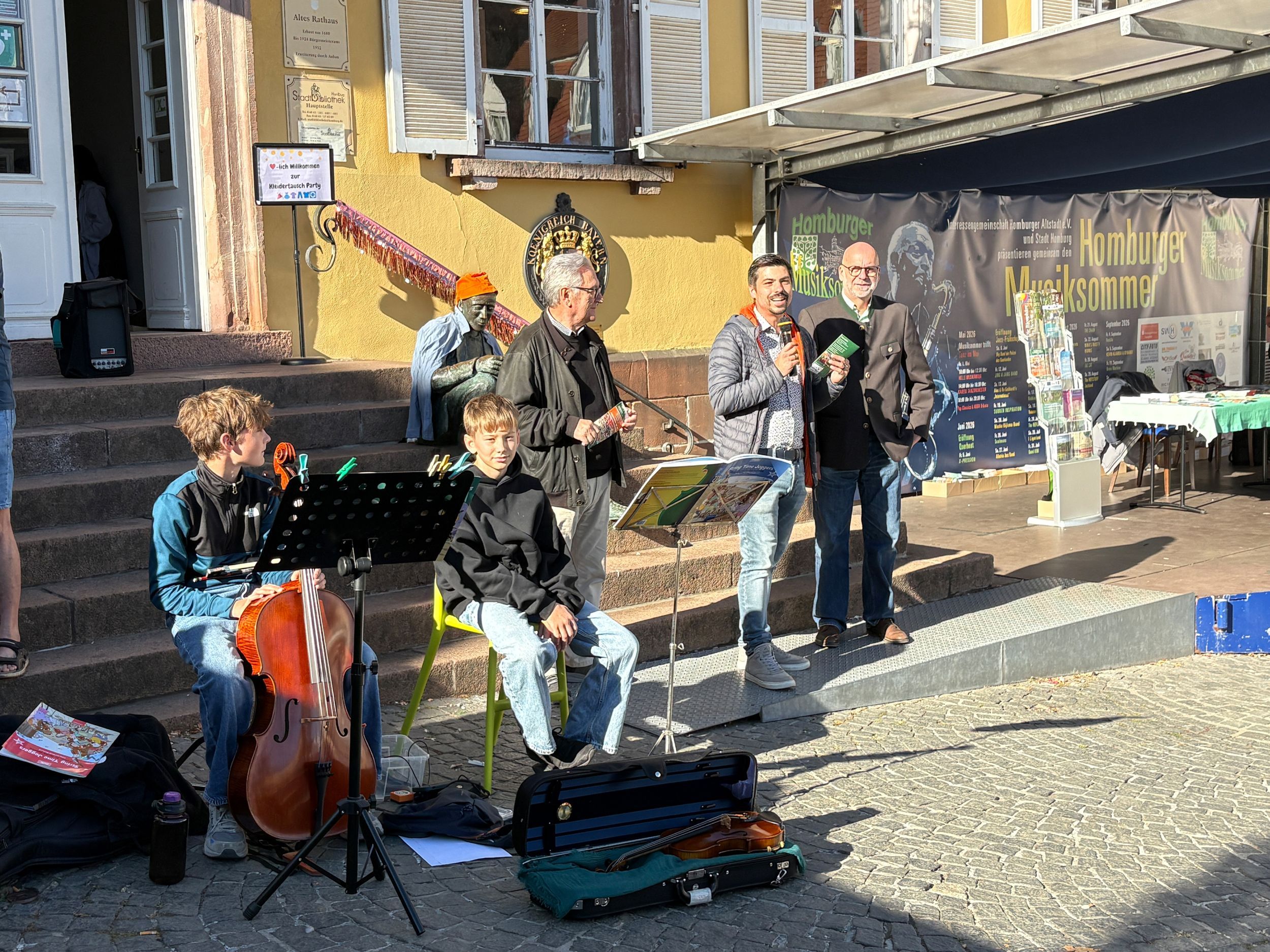 Sonniger Herbsttag, regionale Vielfalt und gute Stimmung beim Homburger Landmarkt - 31 Stände lockten zahlreiche Besucher in die Stadt