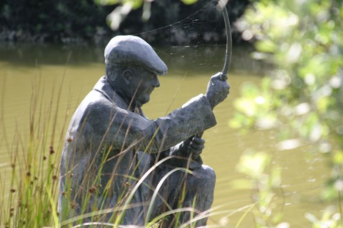 Anglerskulptur im Stadtpark